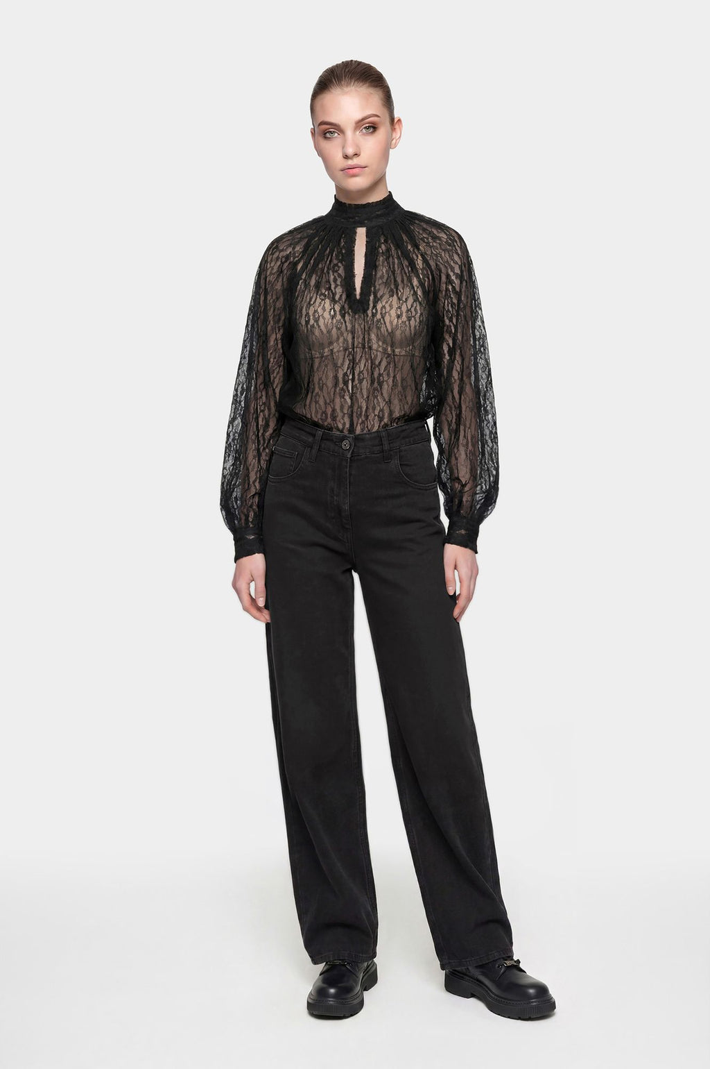 Blusa in Pizzo Nero con Collo Alto