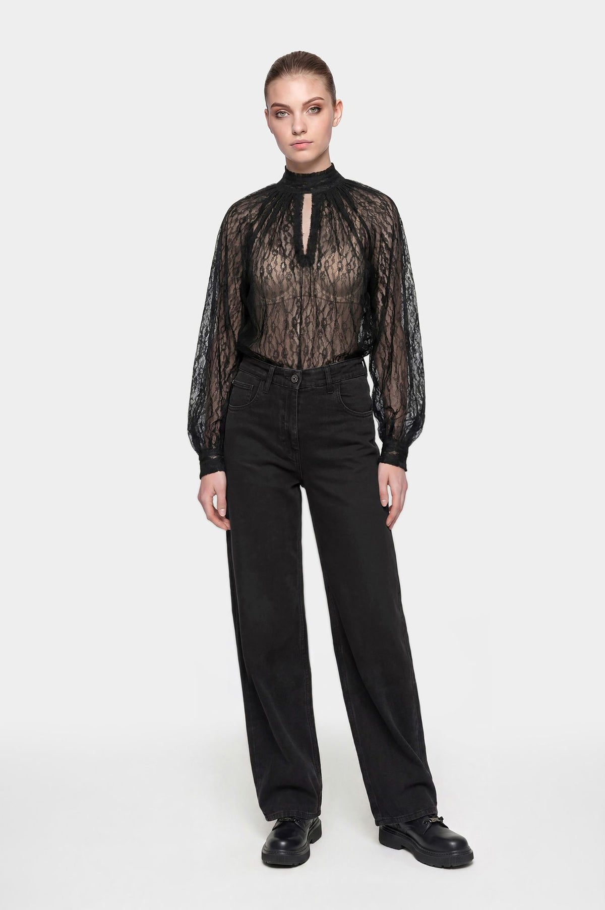 Blusa in Pizzo Nero con Collo Alto