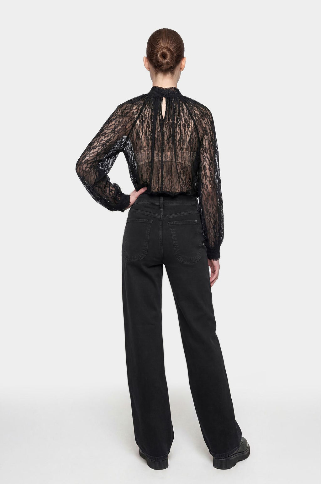 Blusa in Pizzo Nero con Collo Alto
