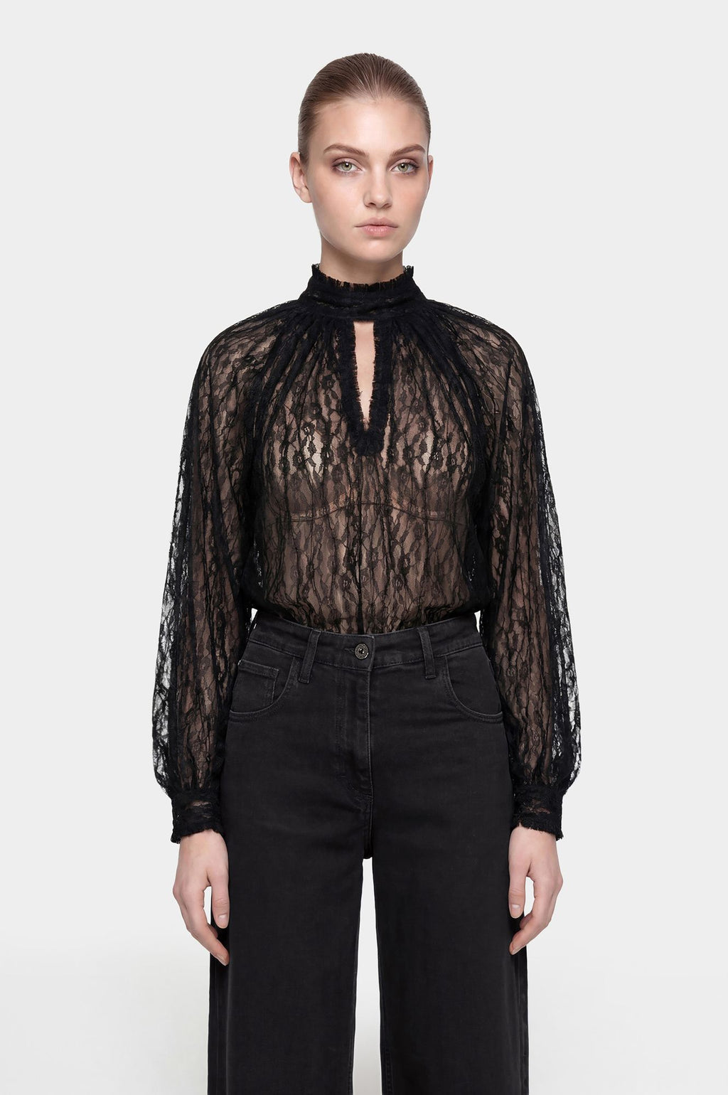 Blusa in Pizzo Nero con Collo Alto
