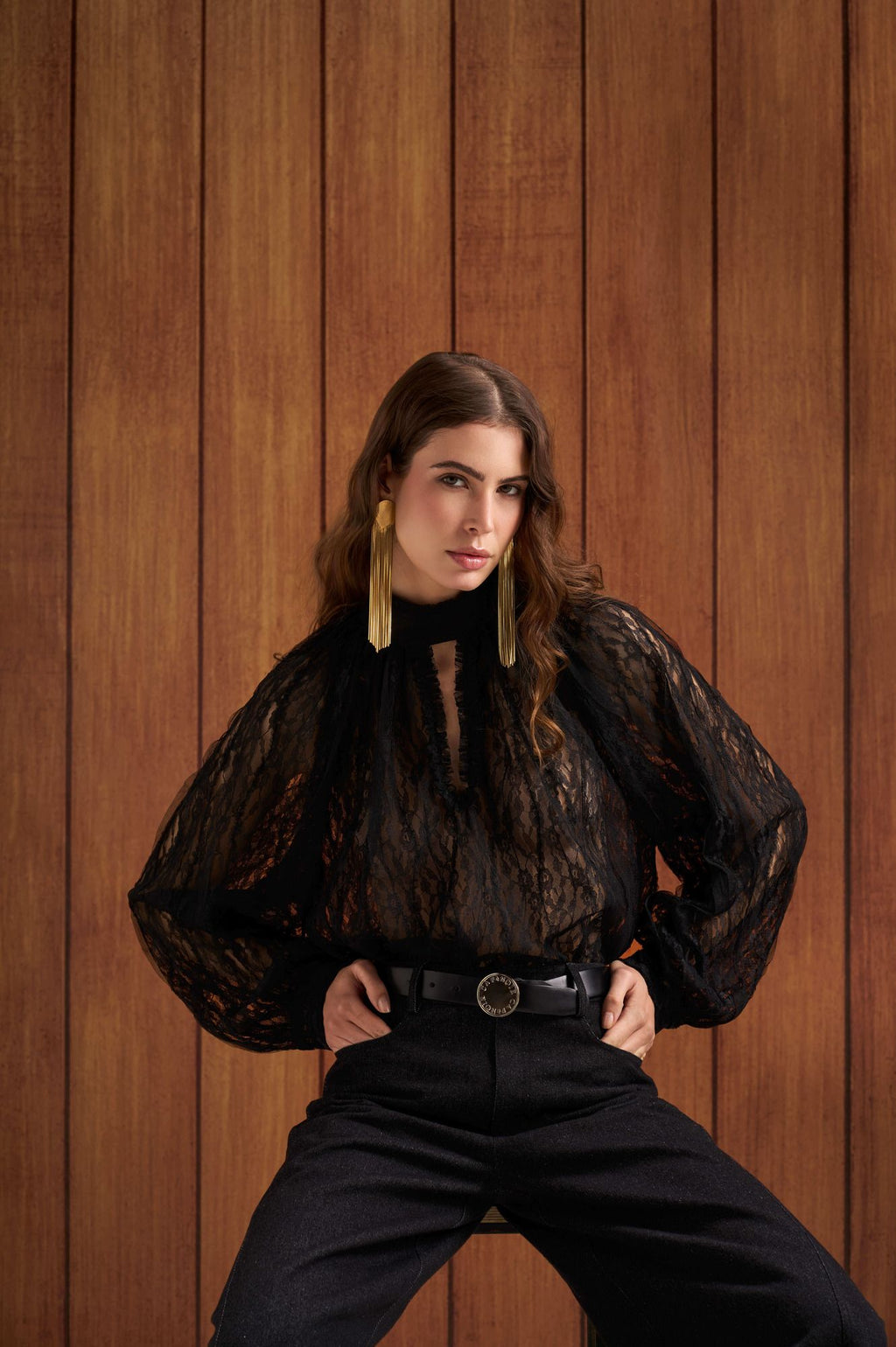 Blusa in Pizzo Nero con Collo Alto