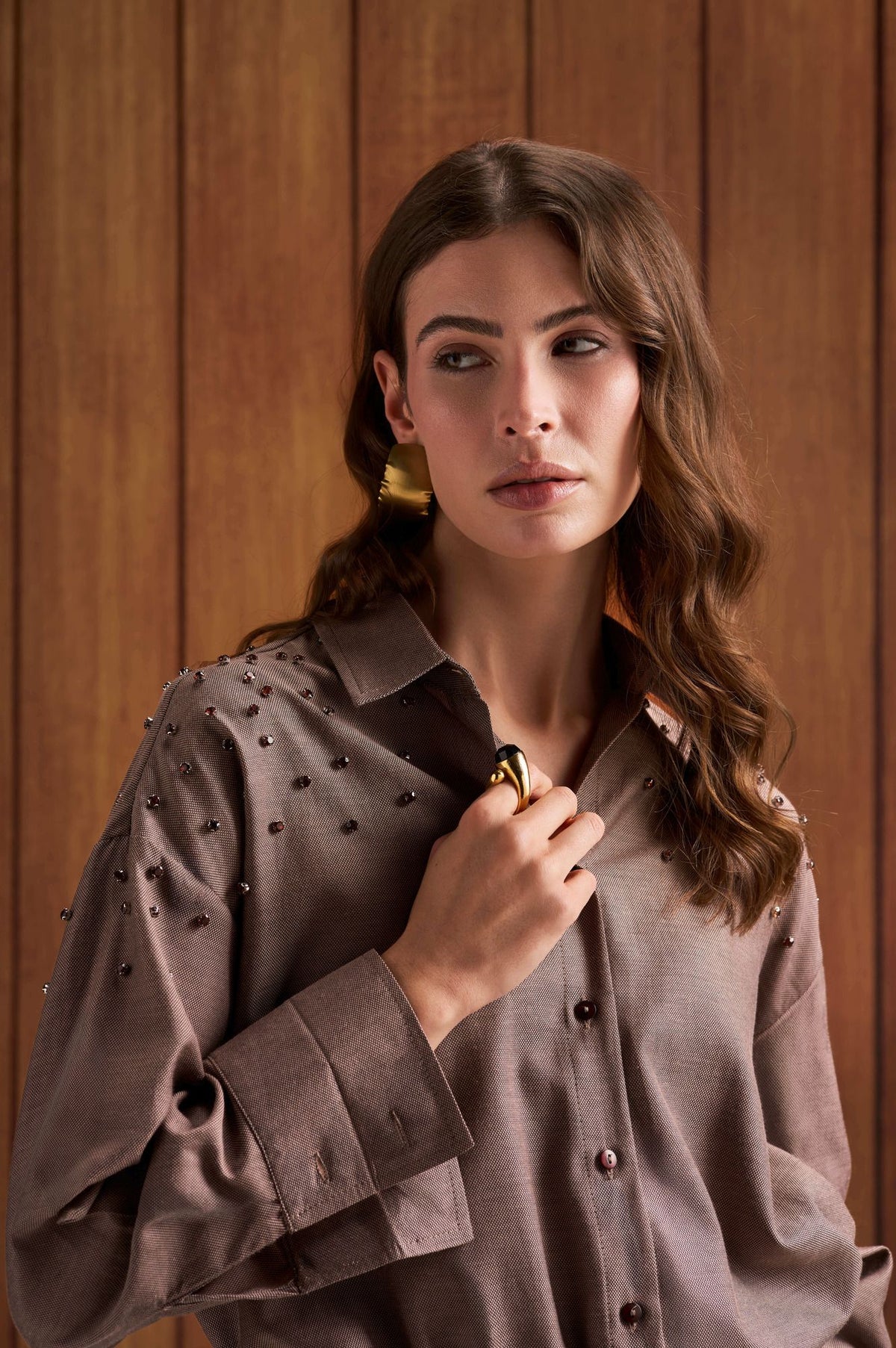 Camicia in oxford con strass sulle spalle