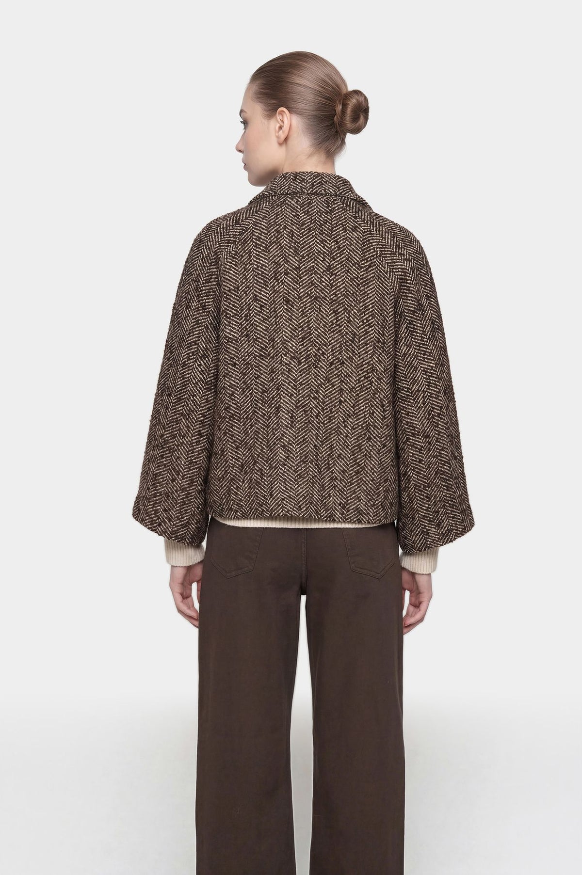Giacca tweed spigato marrone - indossata vista frontale