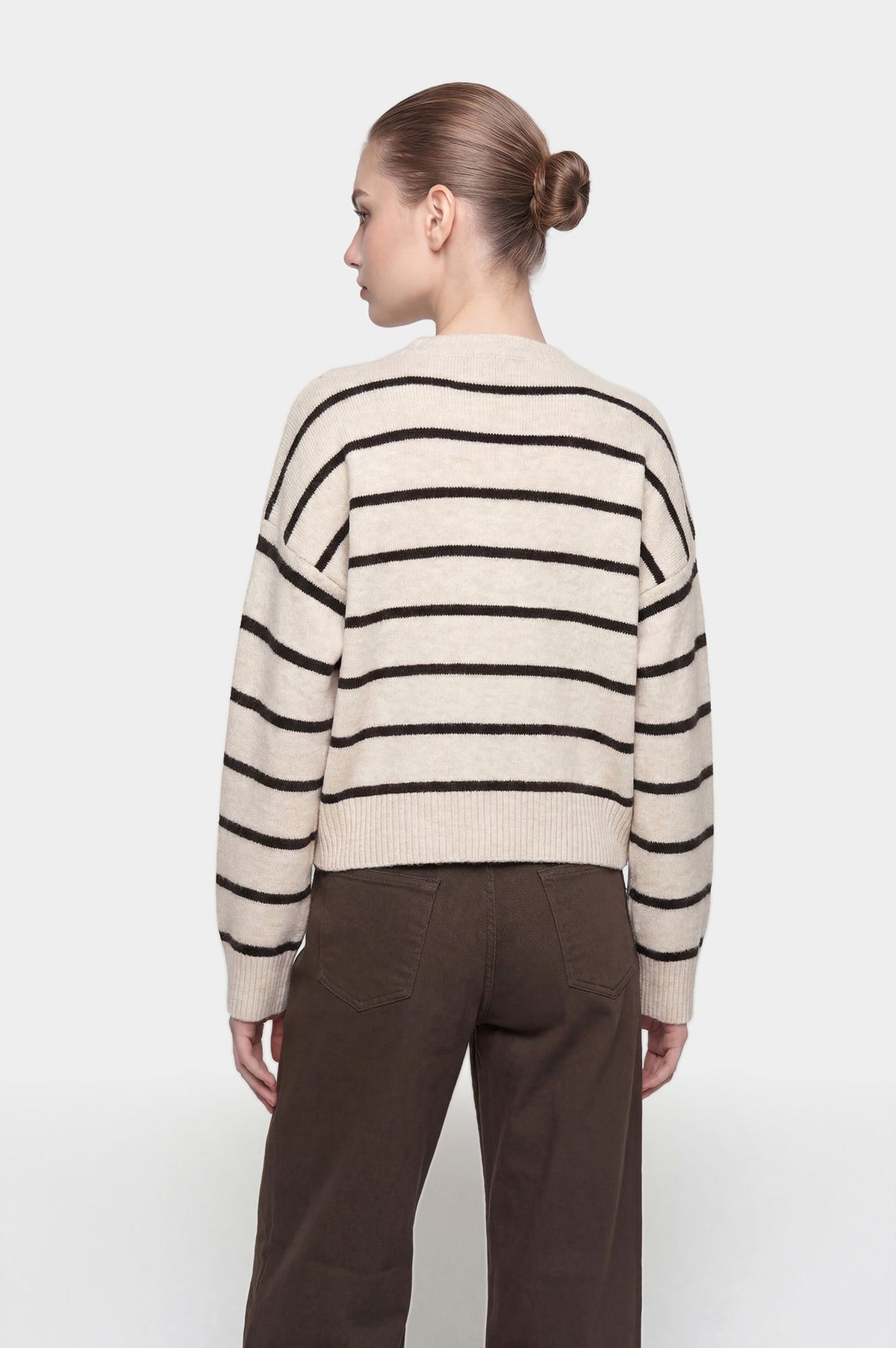 Maglione a Righe con Stemma Ricamato